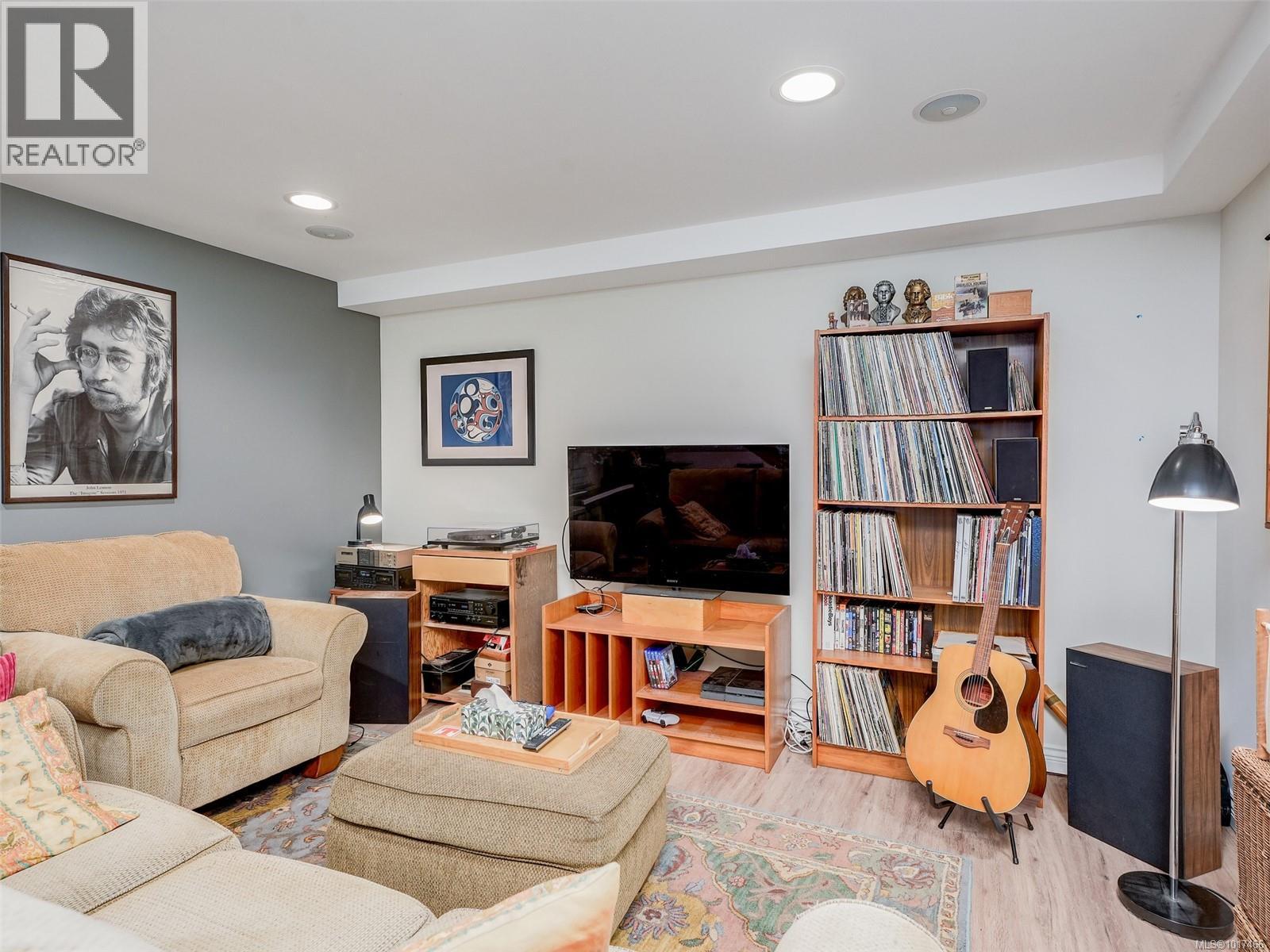  3381 Woodburn Avenue, Oak Bay