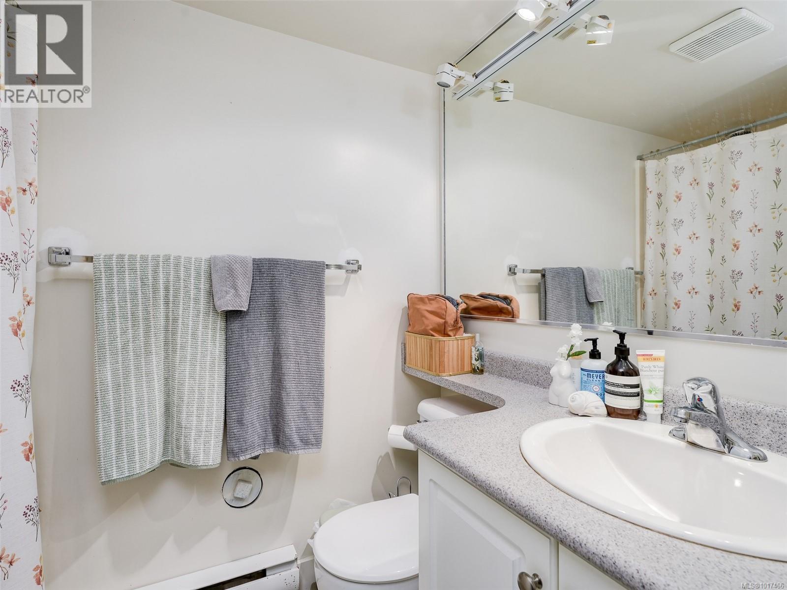  3381 Woodburn Avenue, Oak Bay