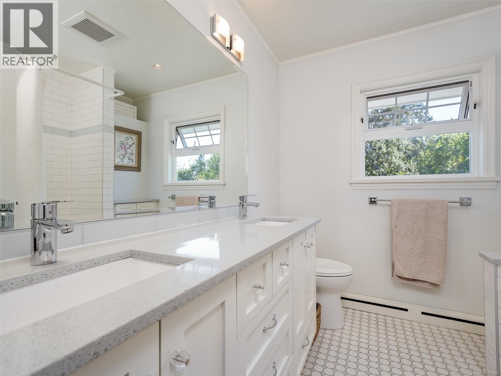  3381 Woodburn Avenue, Oak Bay
