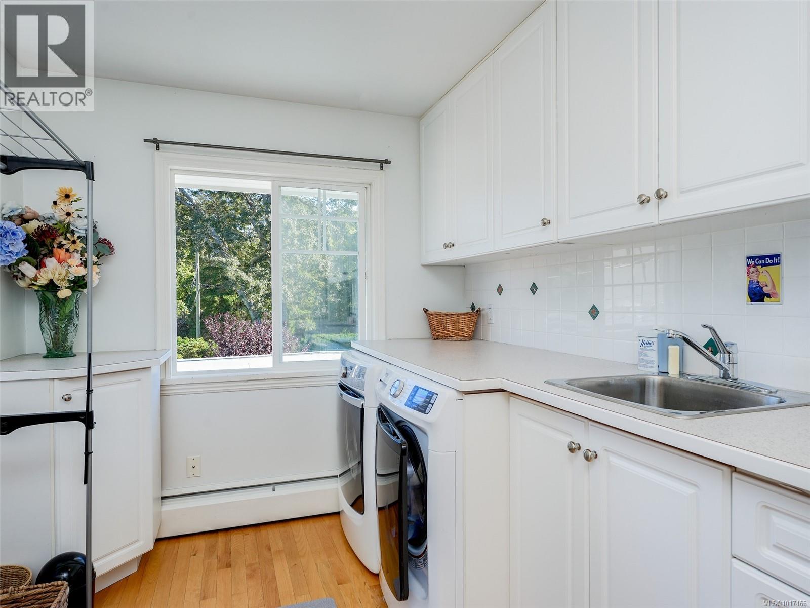  3381 Woodburn Avenue, Oak Bay