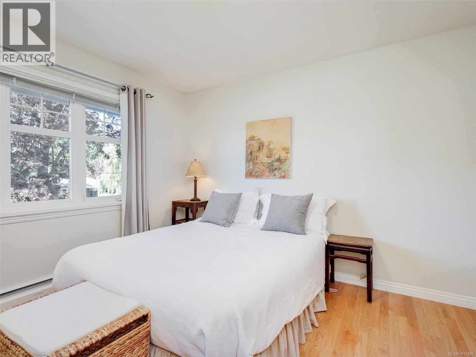  3381 Woodburn Avenue, Oak Bay