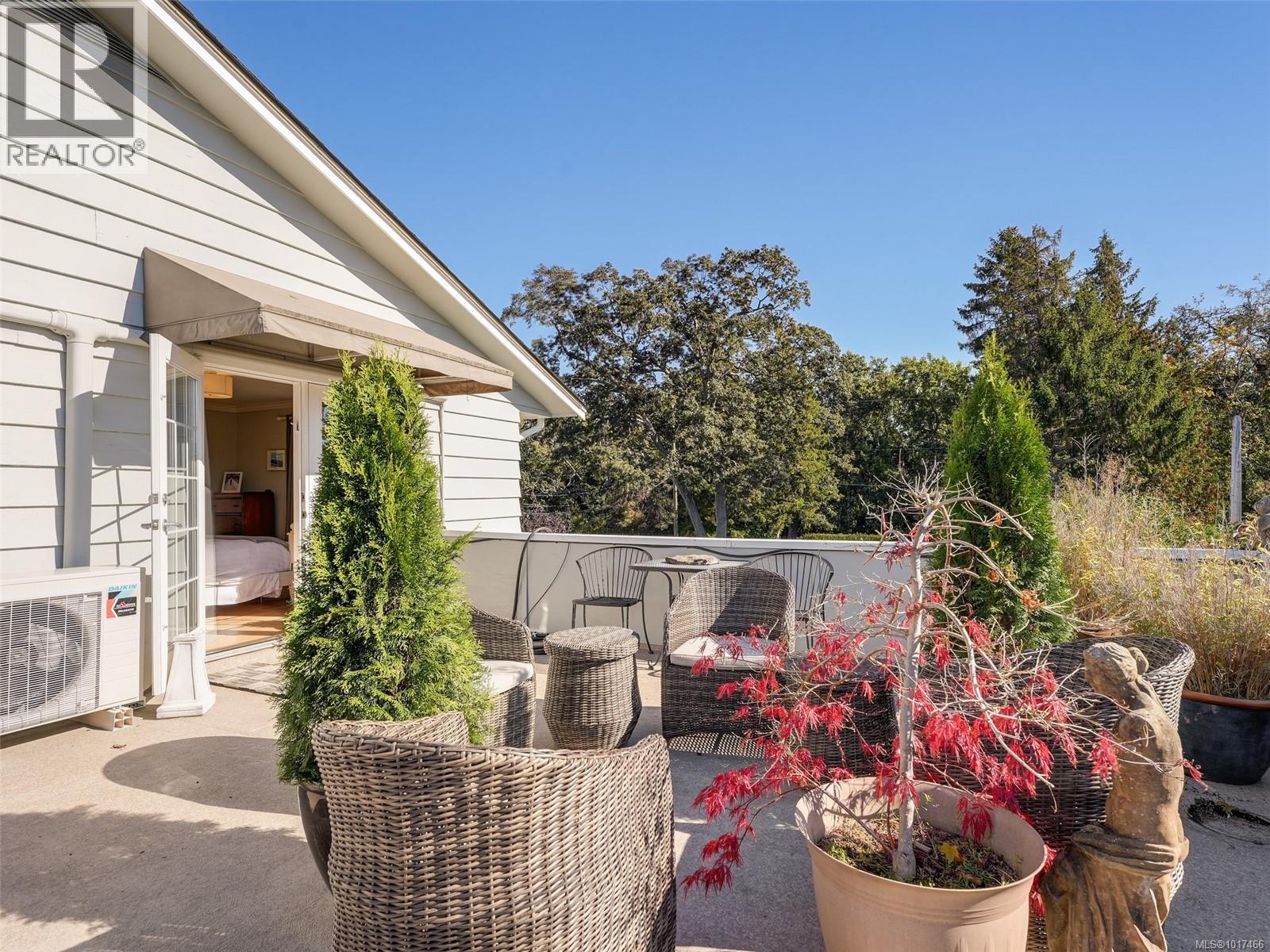  3381 Woodburn Avenue, Oak Bay