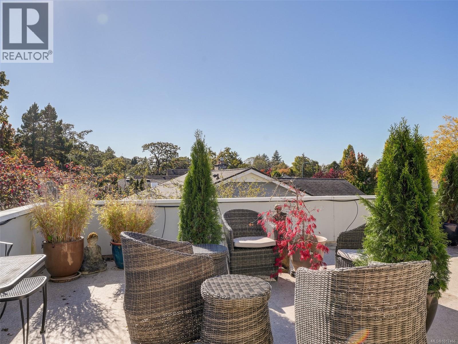  3381 Woodburn Avenue, Oak Bay