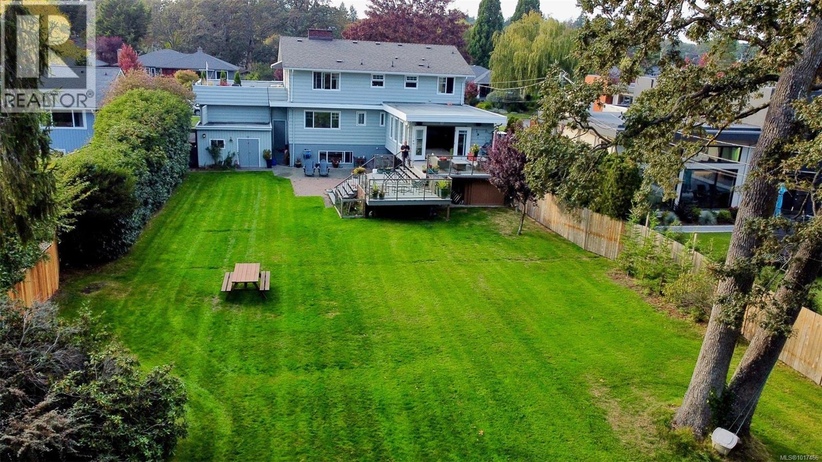  3381 Woodburn Avenue, Oak Bay