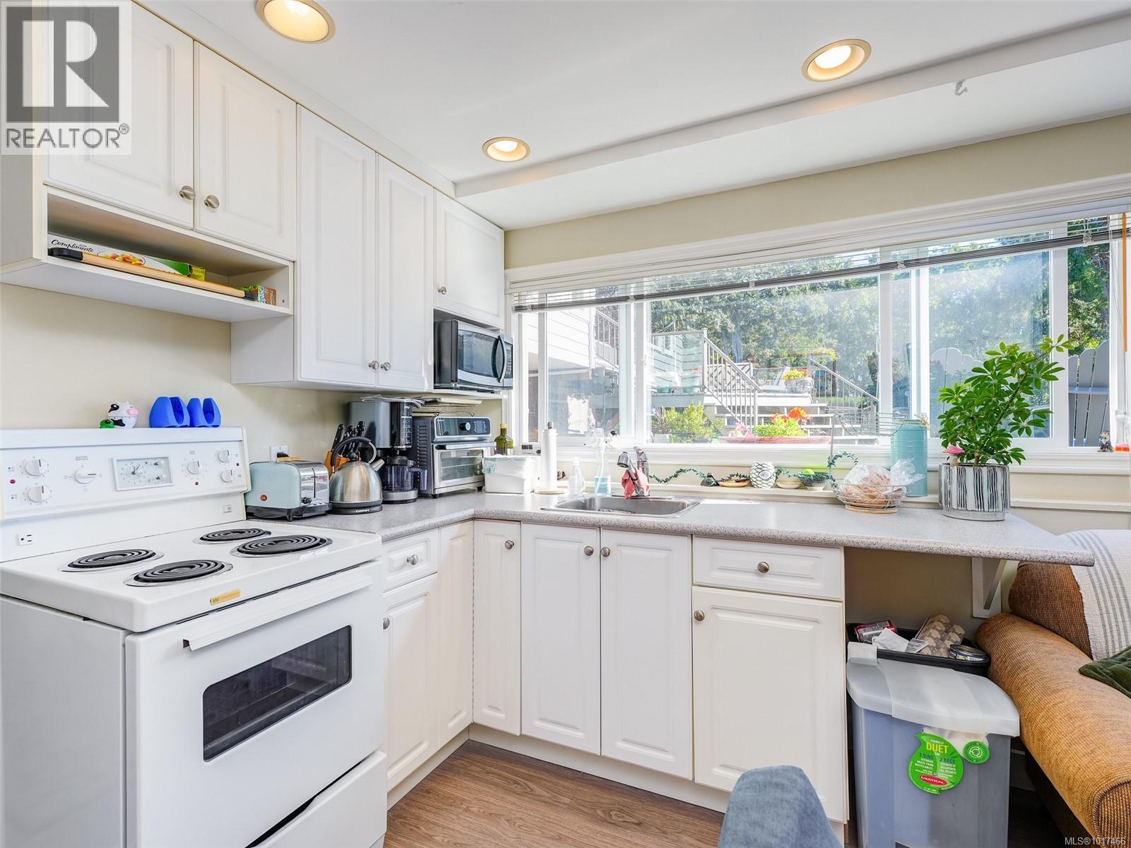  3381 Woodburn Avenue, Oak Bay