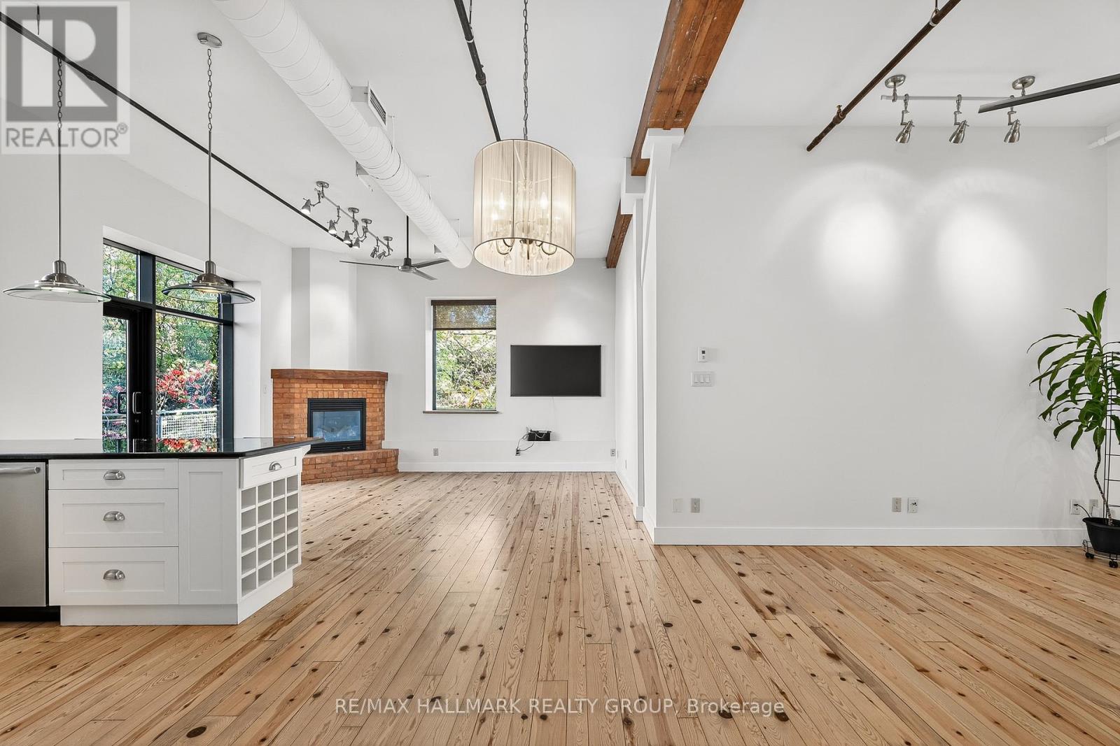 High Ceilings, Open Concept & Bright