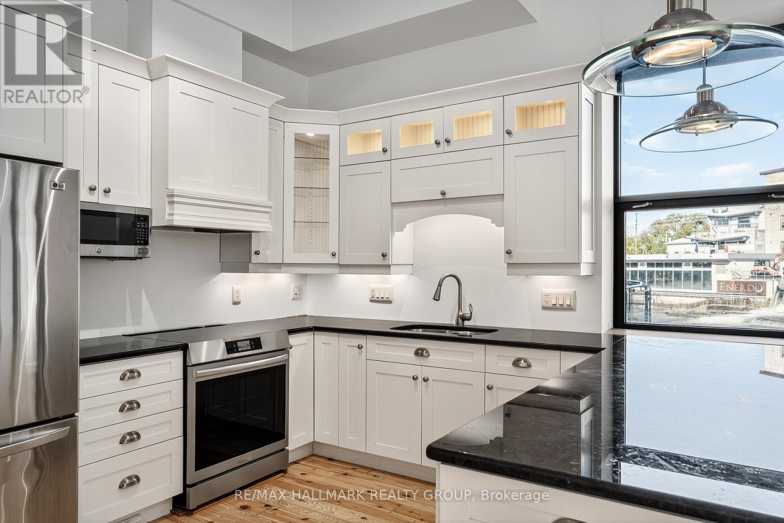 Beautiful Kitchen with a View!