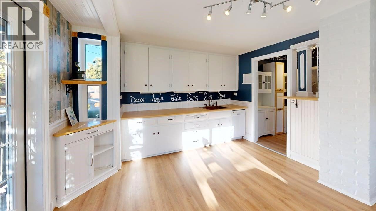 745 Kipling Street, Warfield