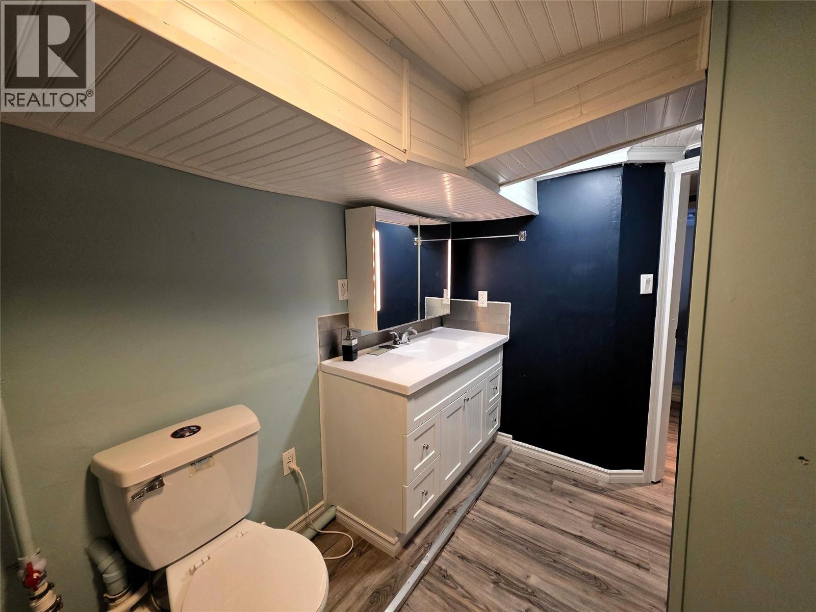 745 Kipling Street, Warfield