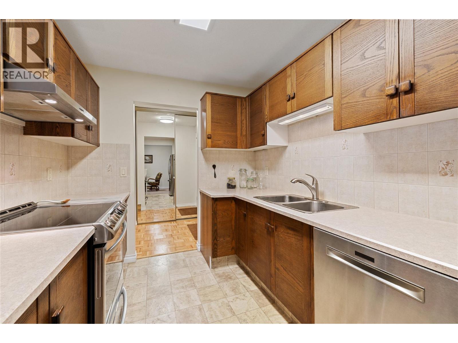 104 1035 Bernard Avenue, Kelowna