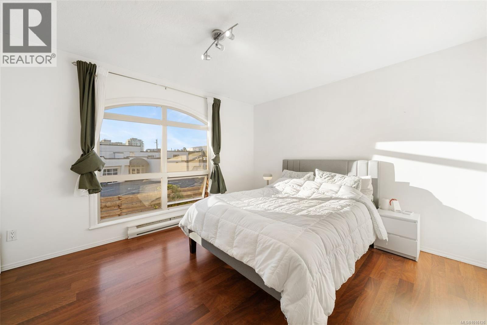 207 930 North Park Street, Victoria