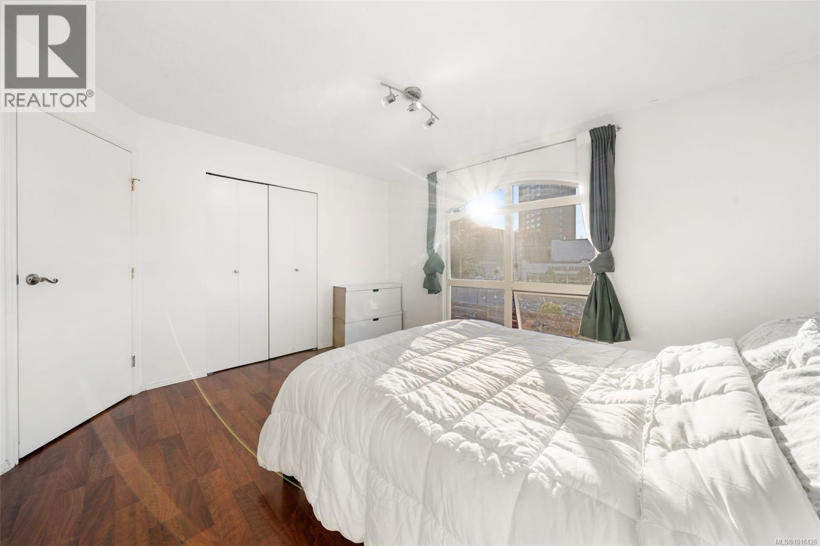 207 930 North Park Street, Victoria