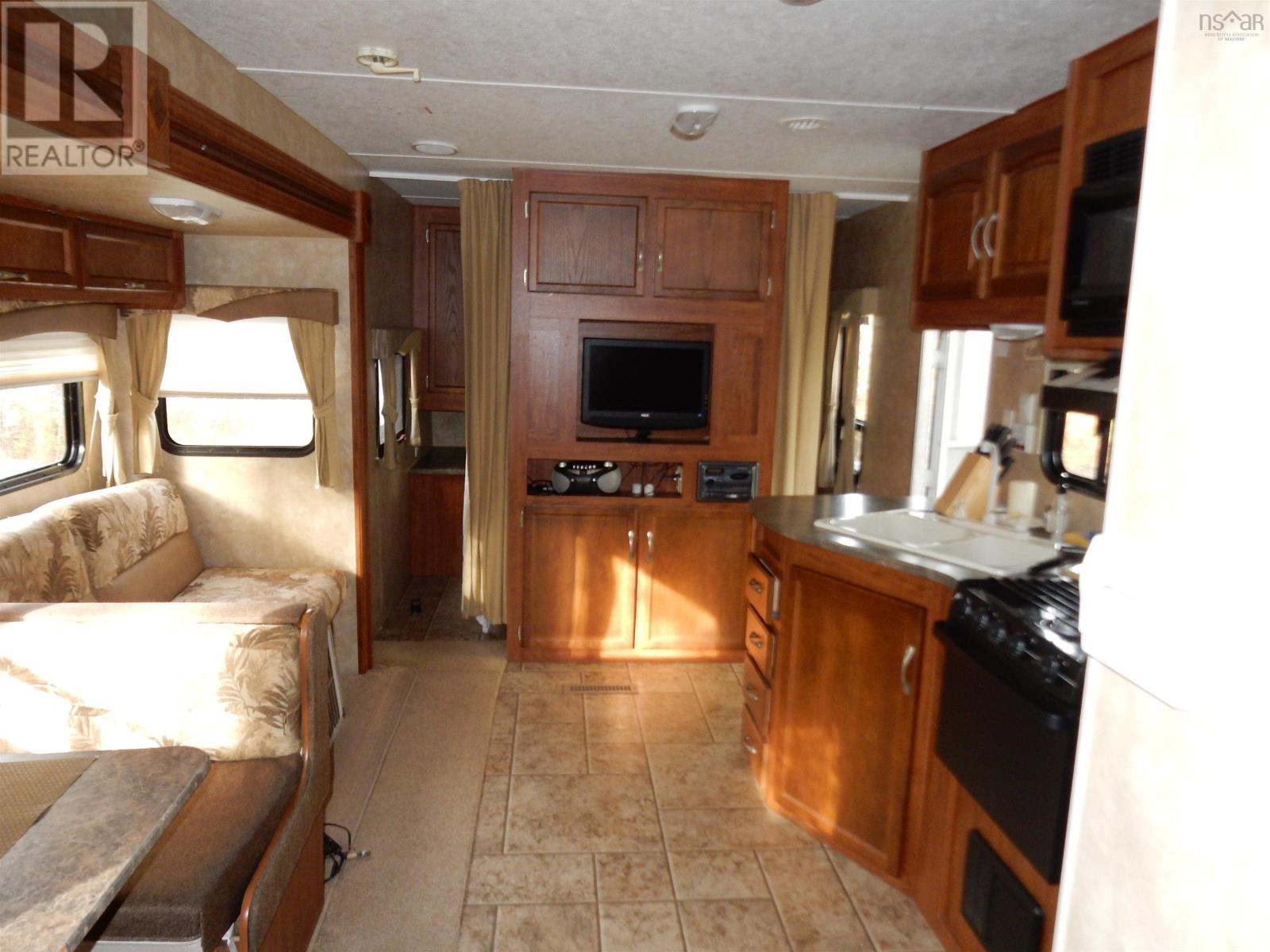 Property 8 of 32 of Highway 6