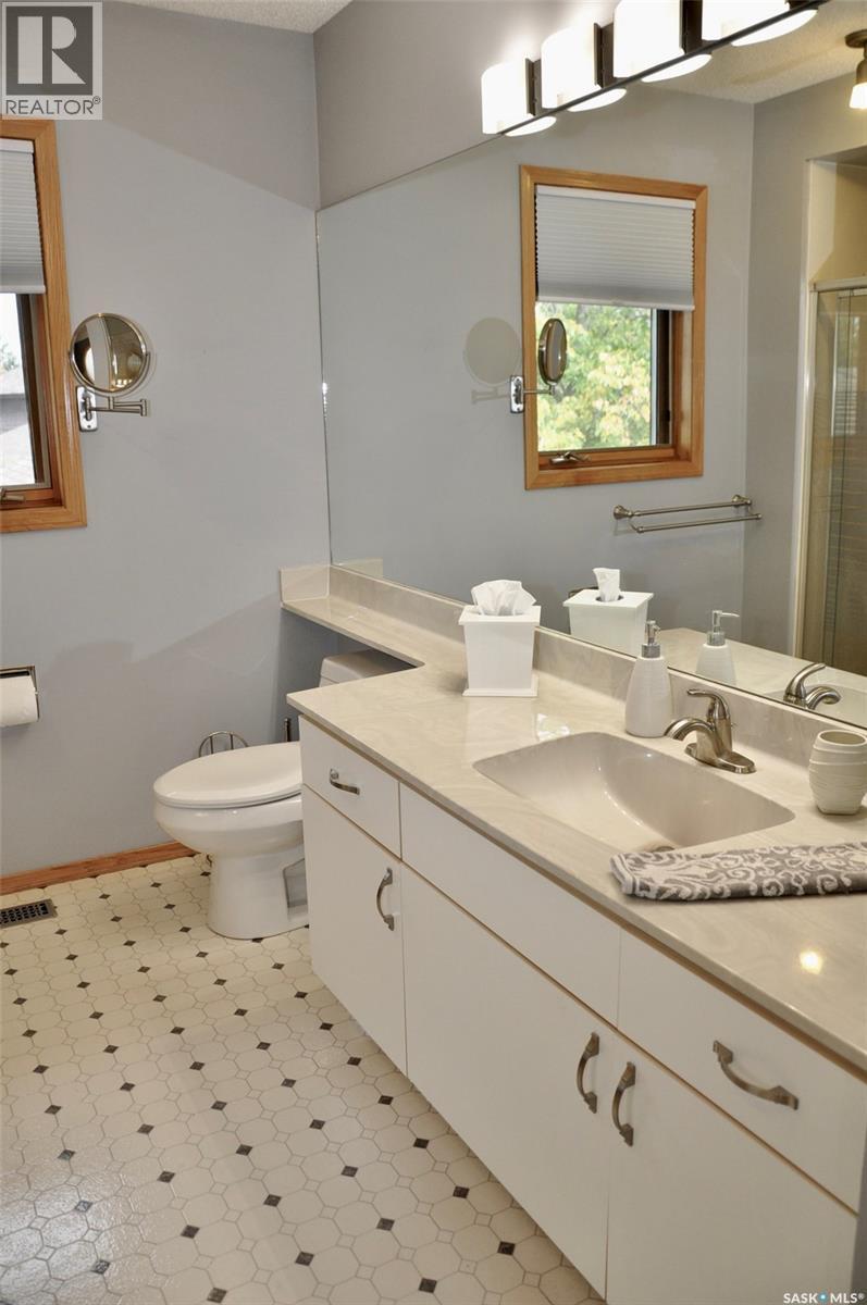 Single Family House 2 Level for Sale in   Heritage CRESCENT Saskatoon 