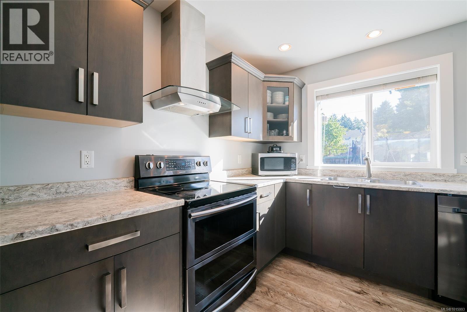 2174 Village Dr, Nanaimo