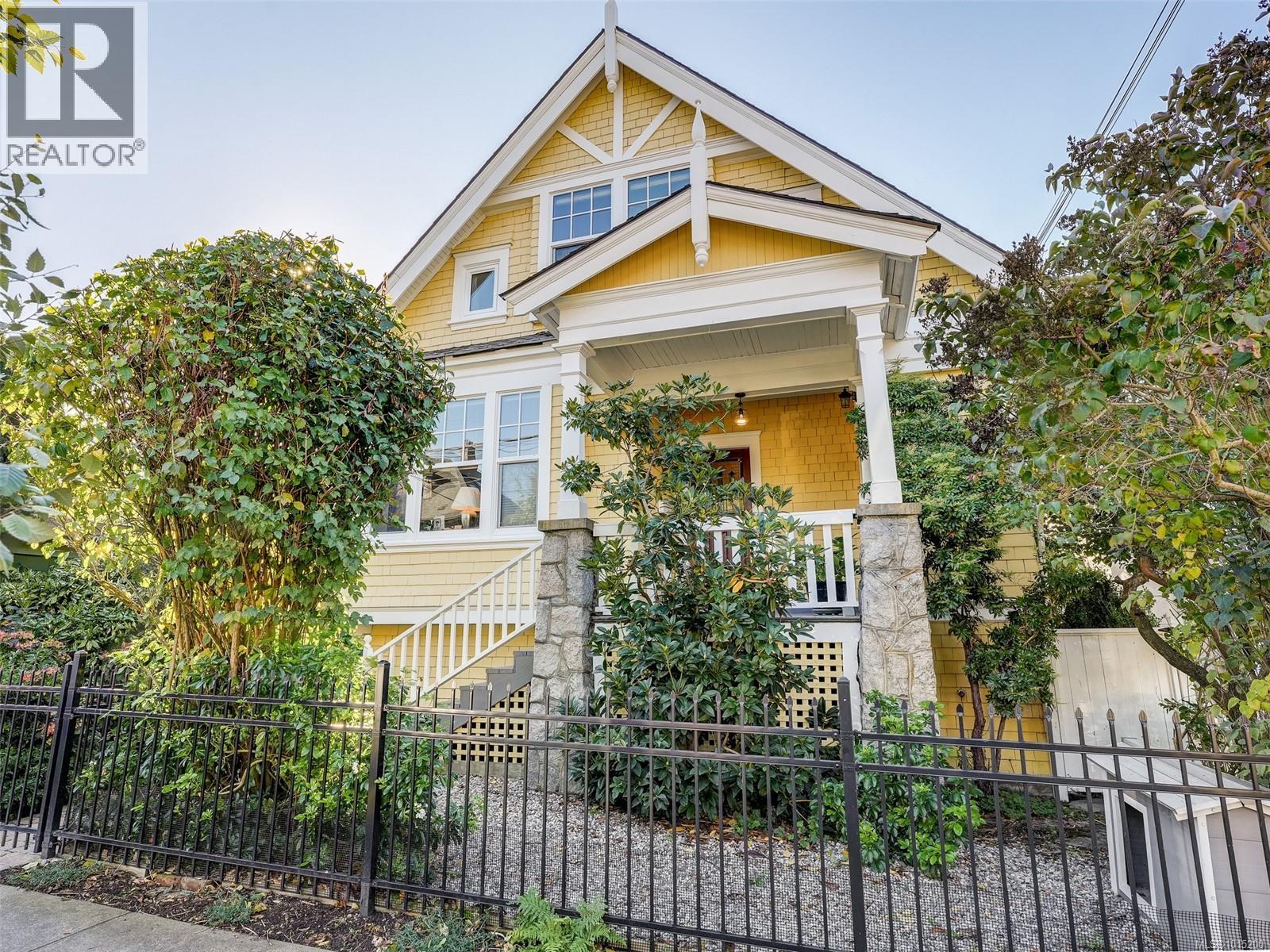  1165 Burdett Avenue, Victoria