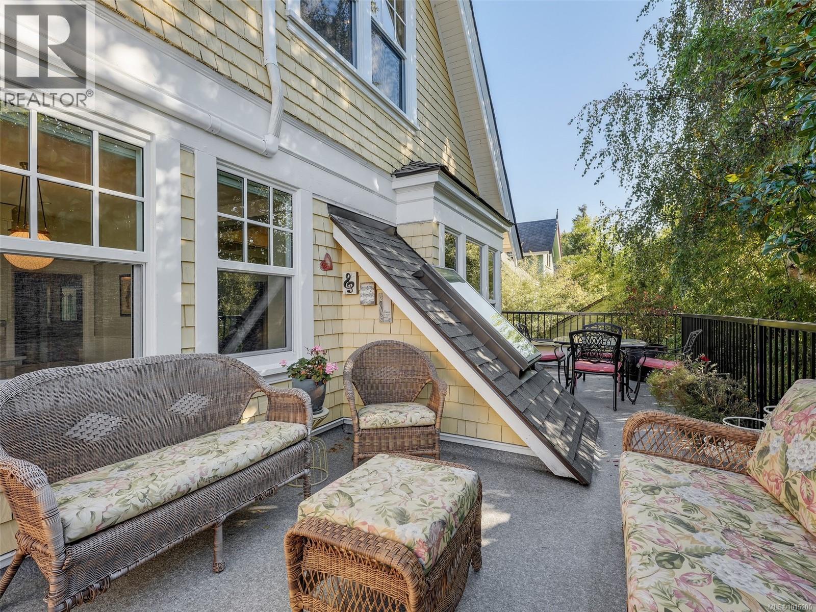  1165 Burdett Avenue, Victoria