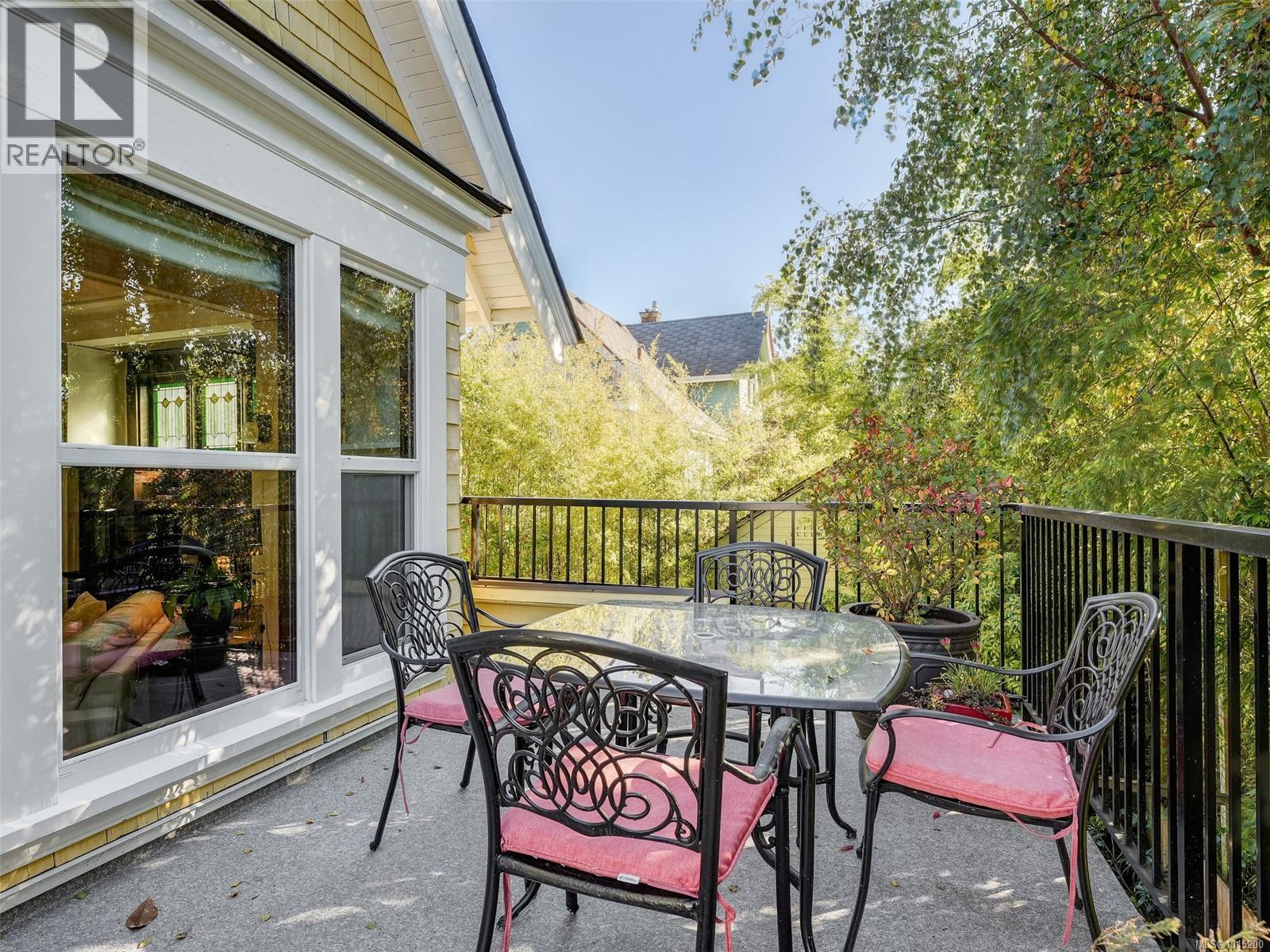 1165 Burdett Avenue, Victoria