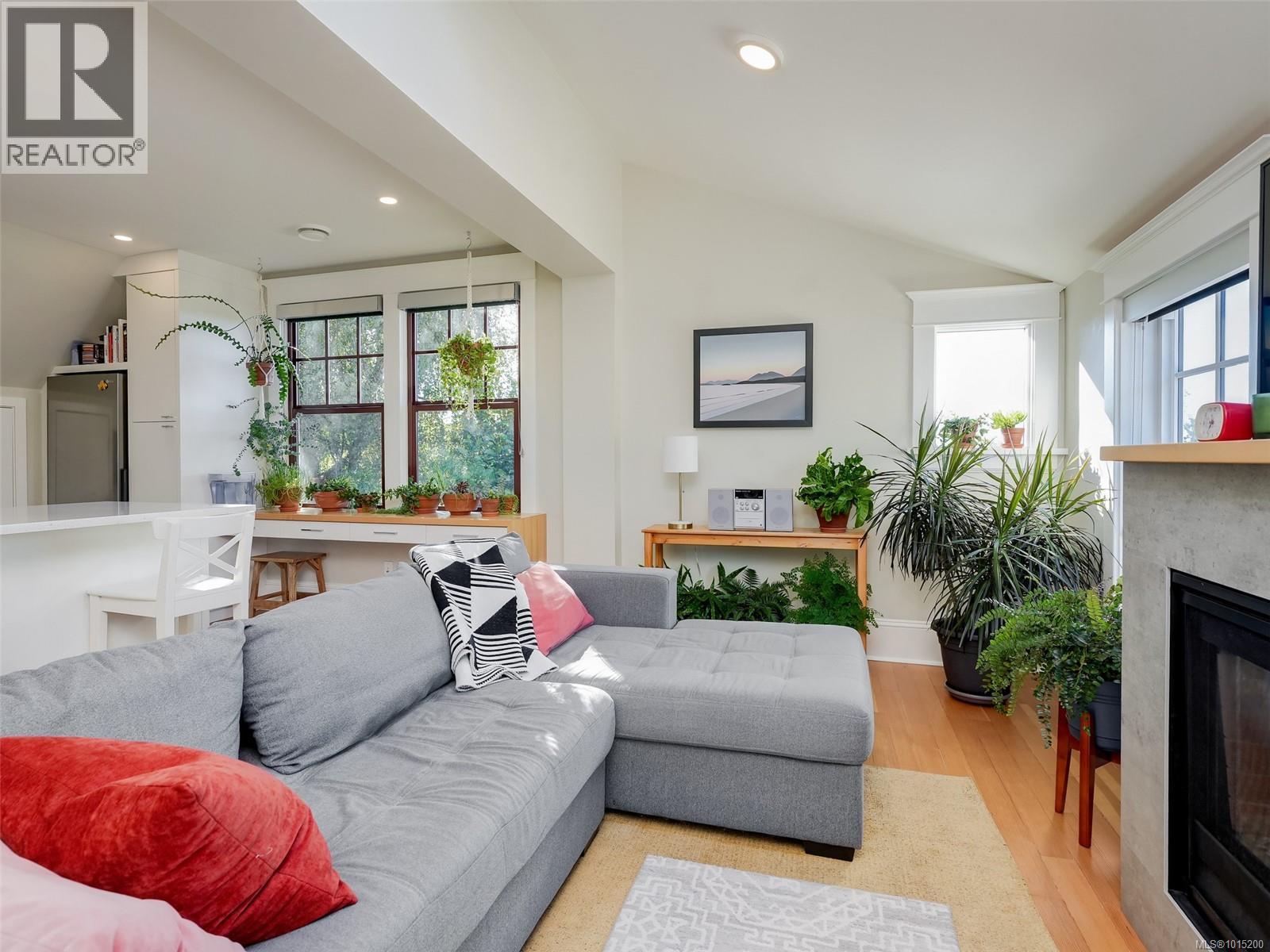  1165 Burdett Avenue, Victoria