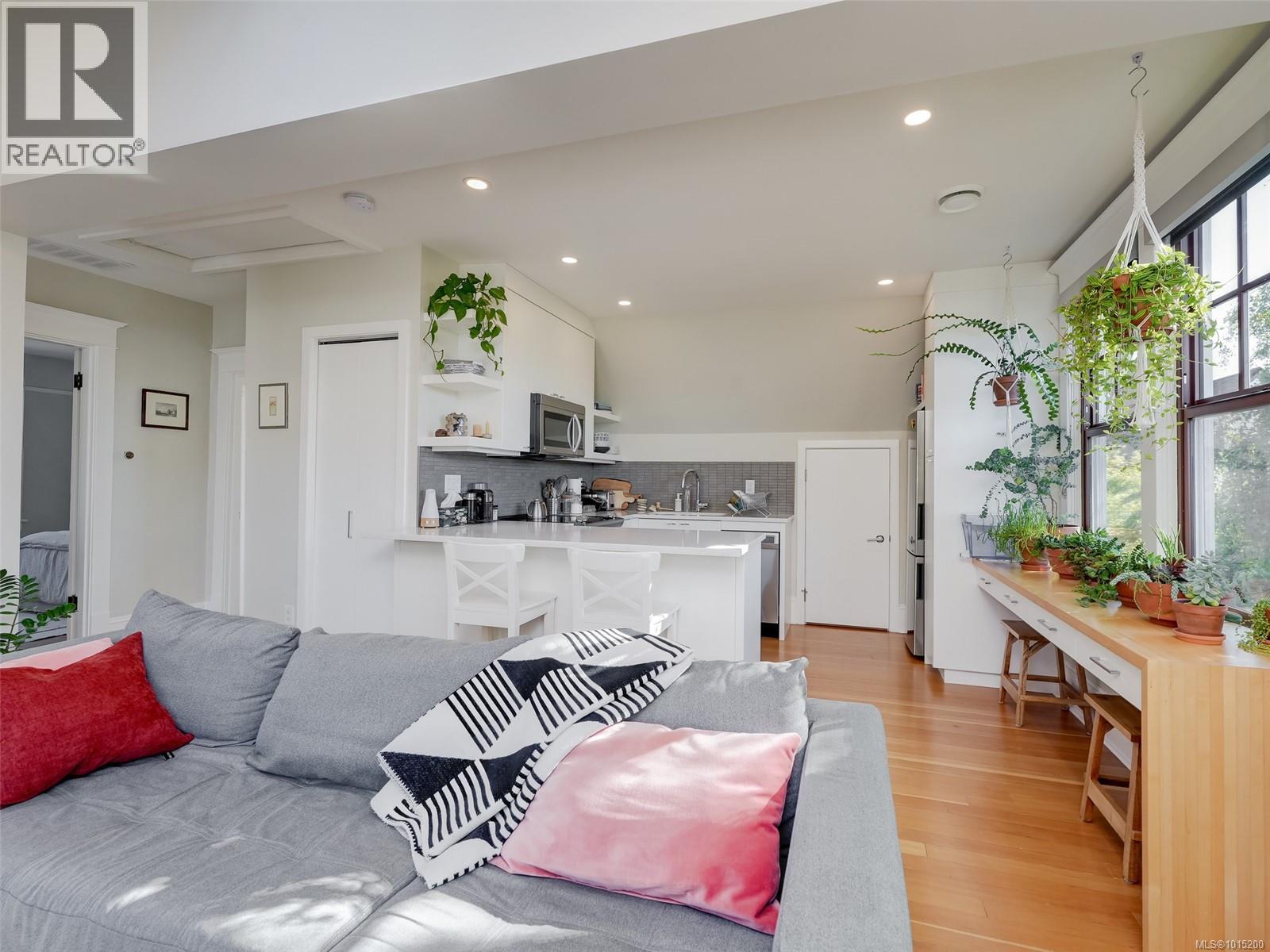  1165 Burdett Avenue, Victoria