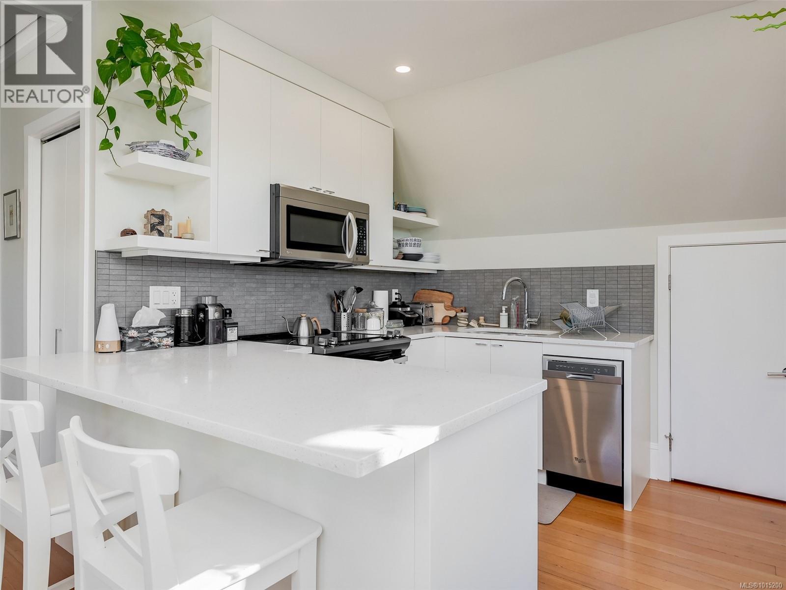 1165 Burdett Avenue, Victoria