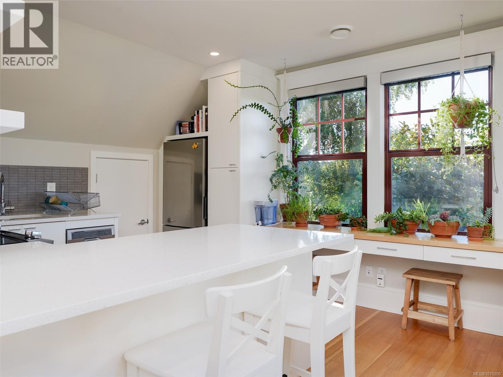  1165 Burdett Avenue, Victoria