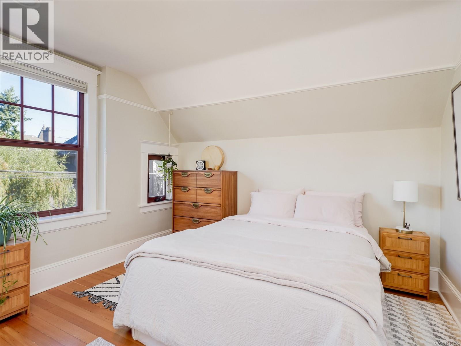  1165 Burdett Avenue, Victoria