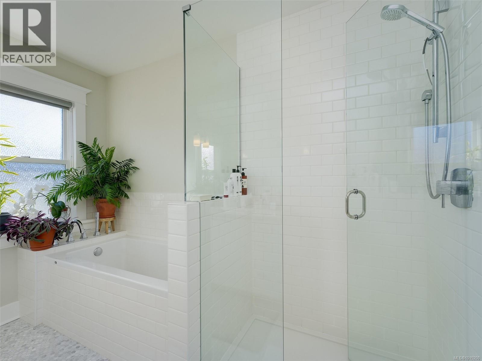  1165 Burdett Avenue, Victoria