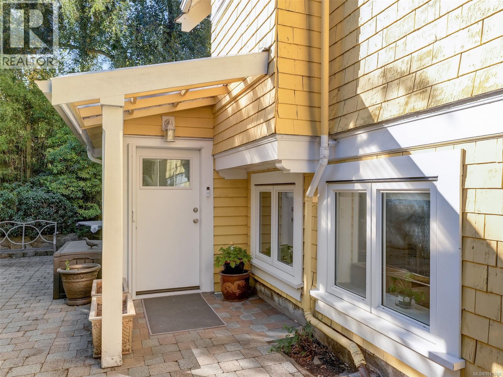  1165 Burdett Avenue, Victoria
