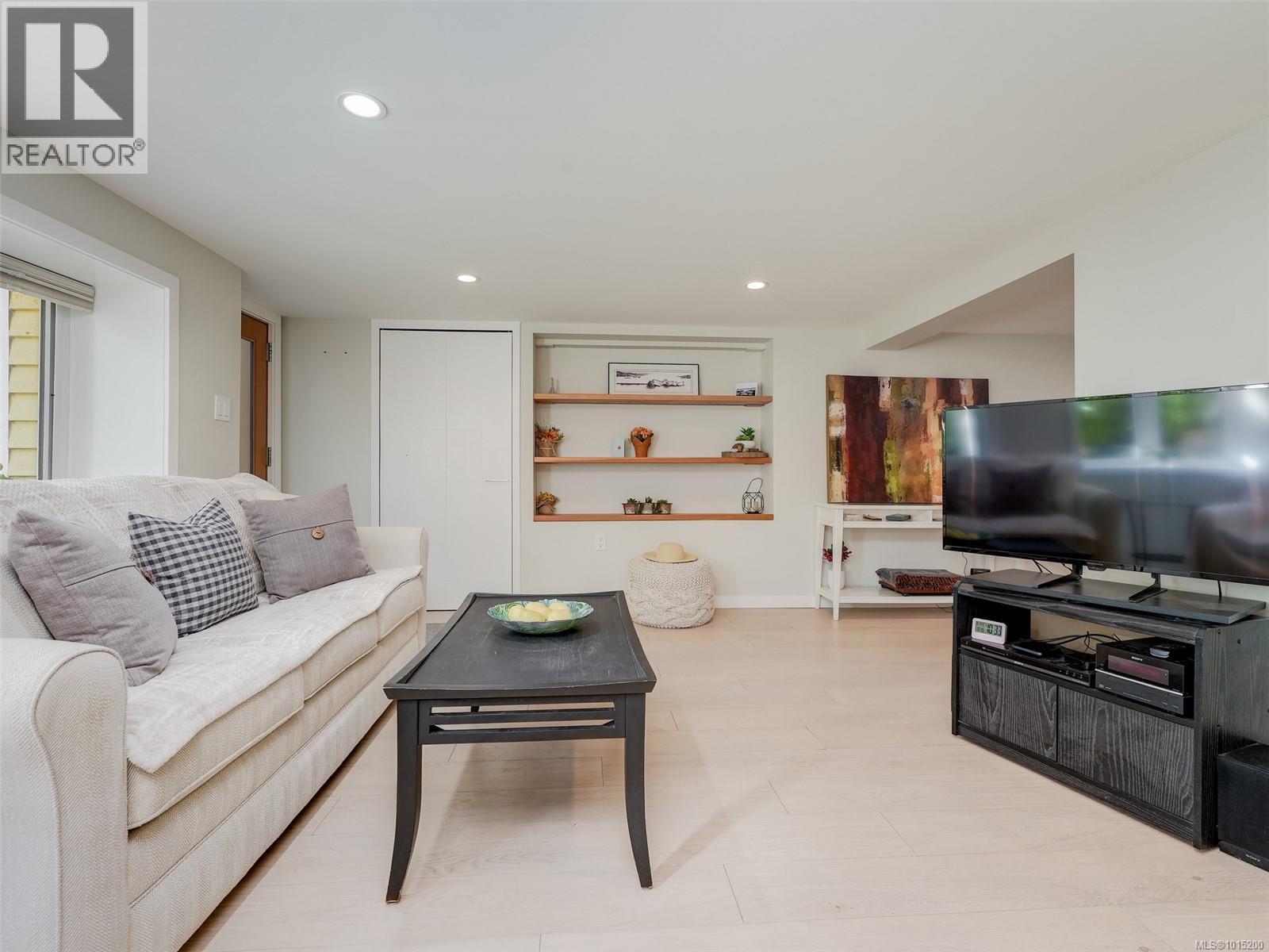  1165 Burdett Avenue, Victoria