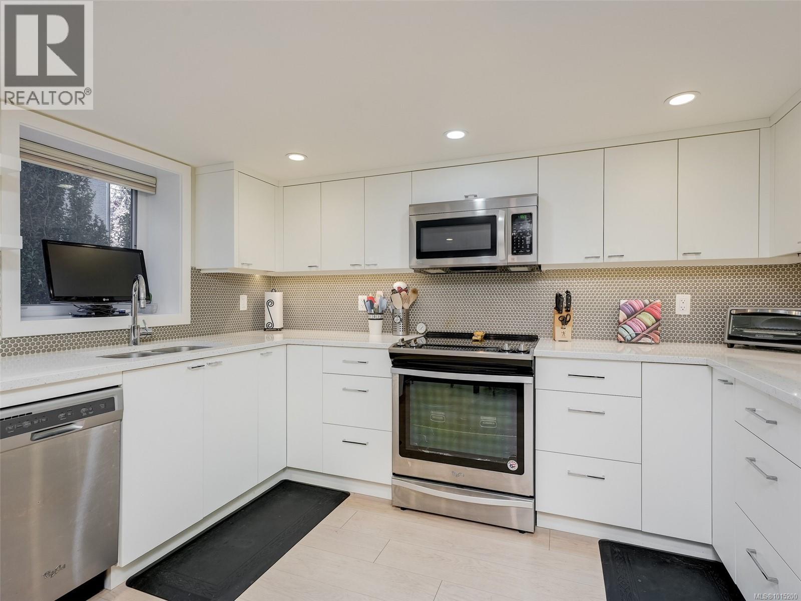  1165 Burdett Avenue, Victoria