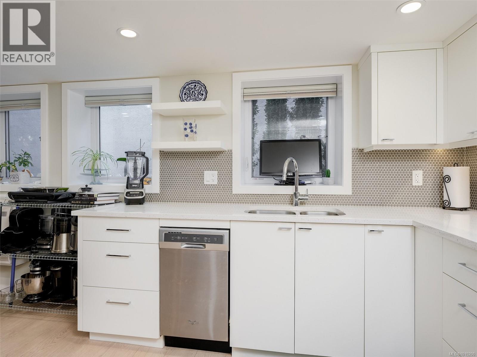  1165 Burdett Avenue, Victoria