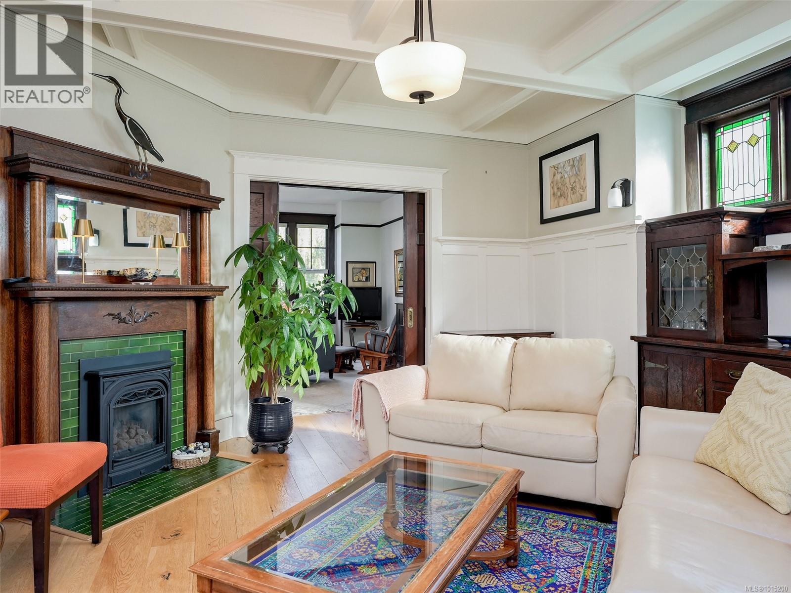  1165 Burdett Avenue, Victoria