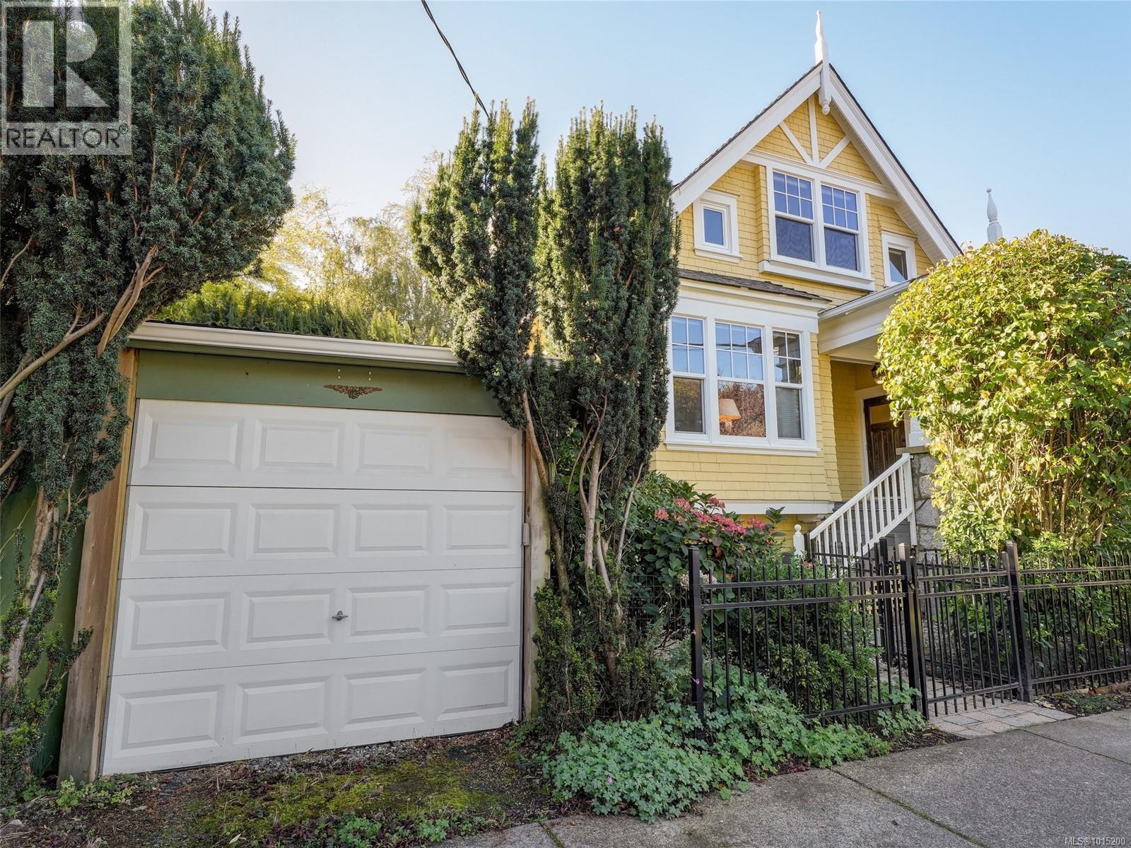  1165 Burdett Avenue, Victoria