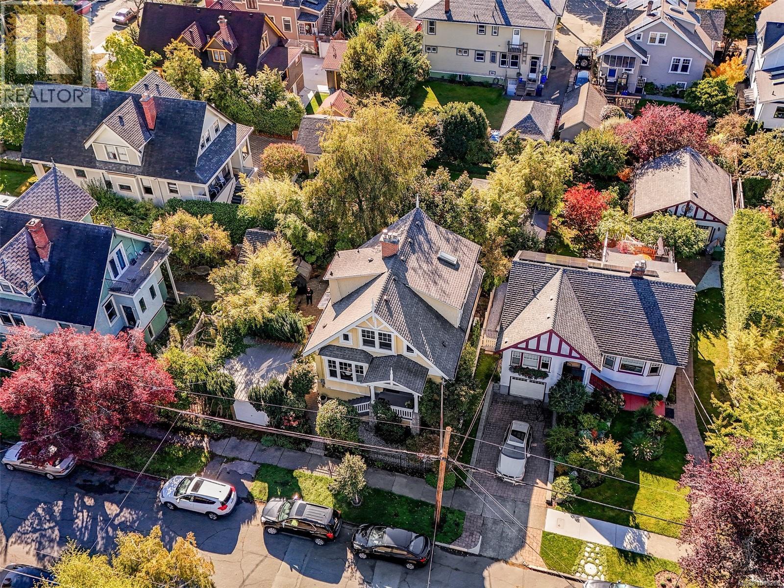  1165 Burdett Avenue, Victoria