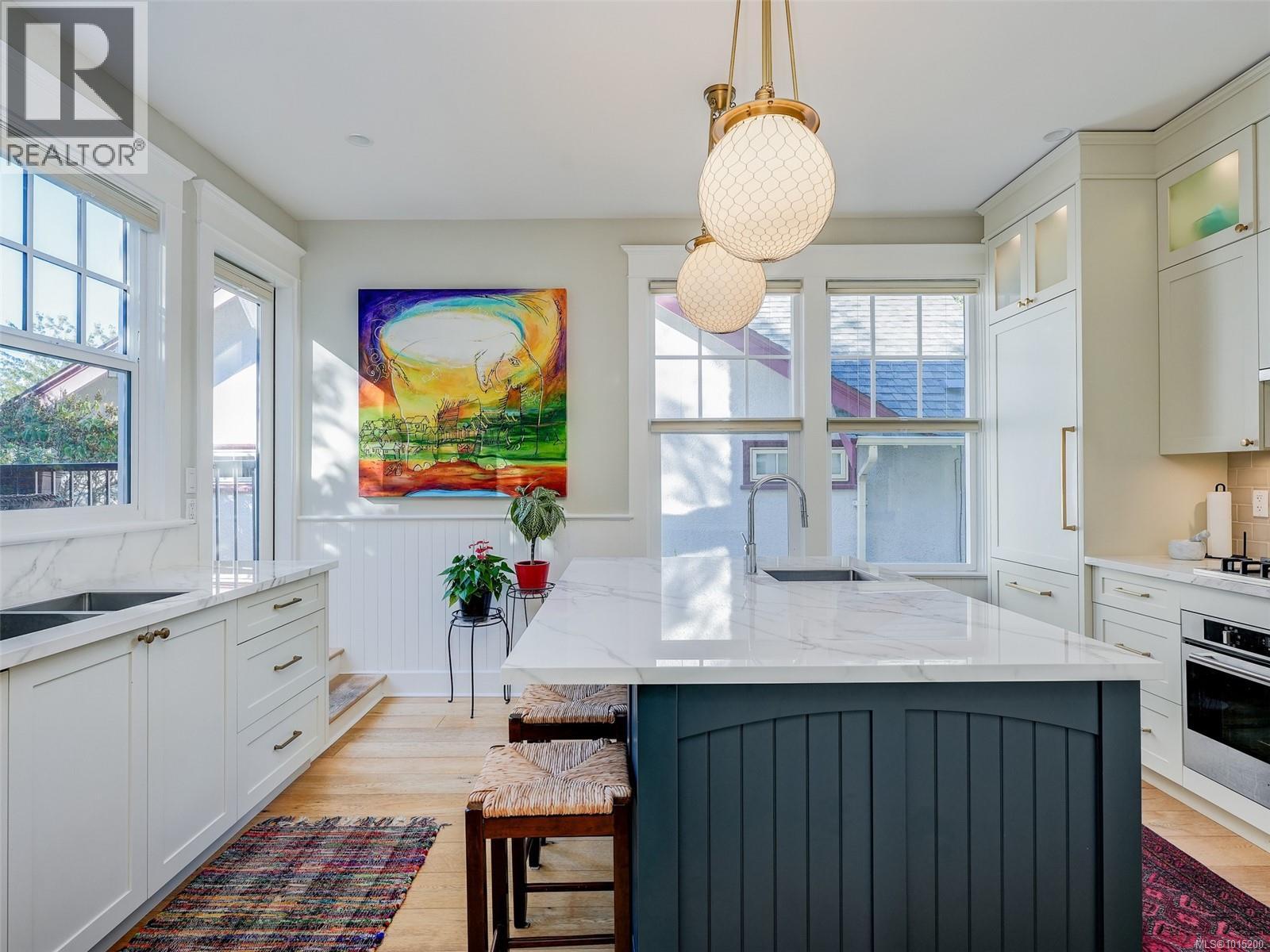  1165 Burdett Avenue, Victoria