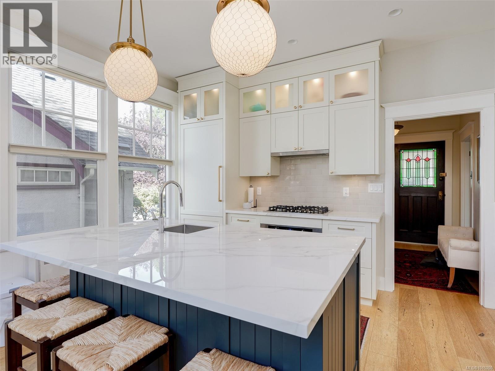  1165 Burdett Avenue, Victoria
