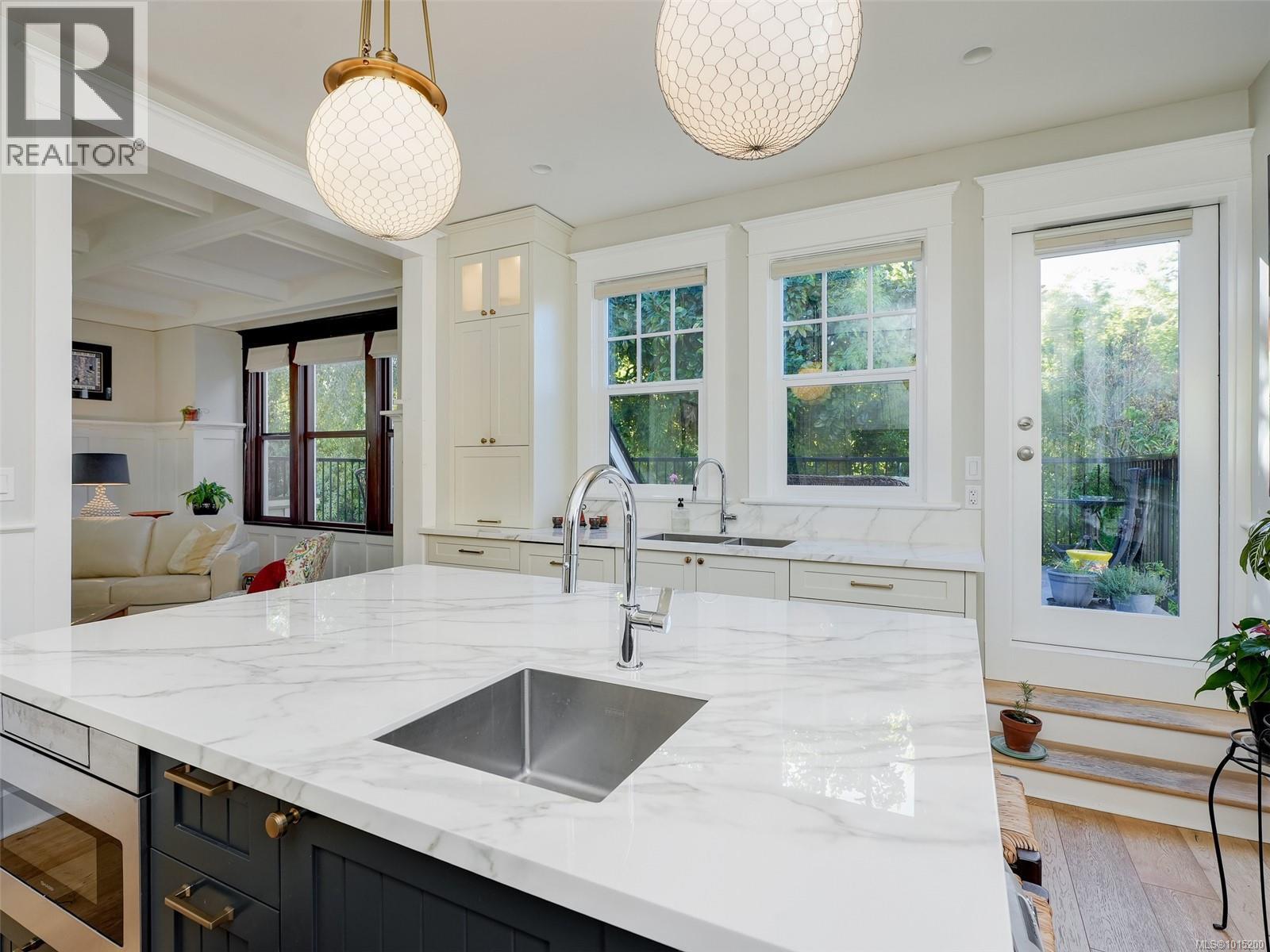  1165 Burdett Avenue, Victoria