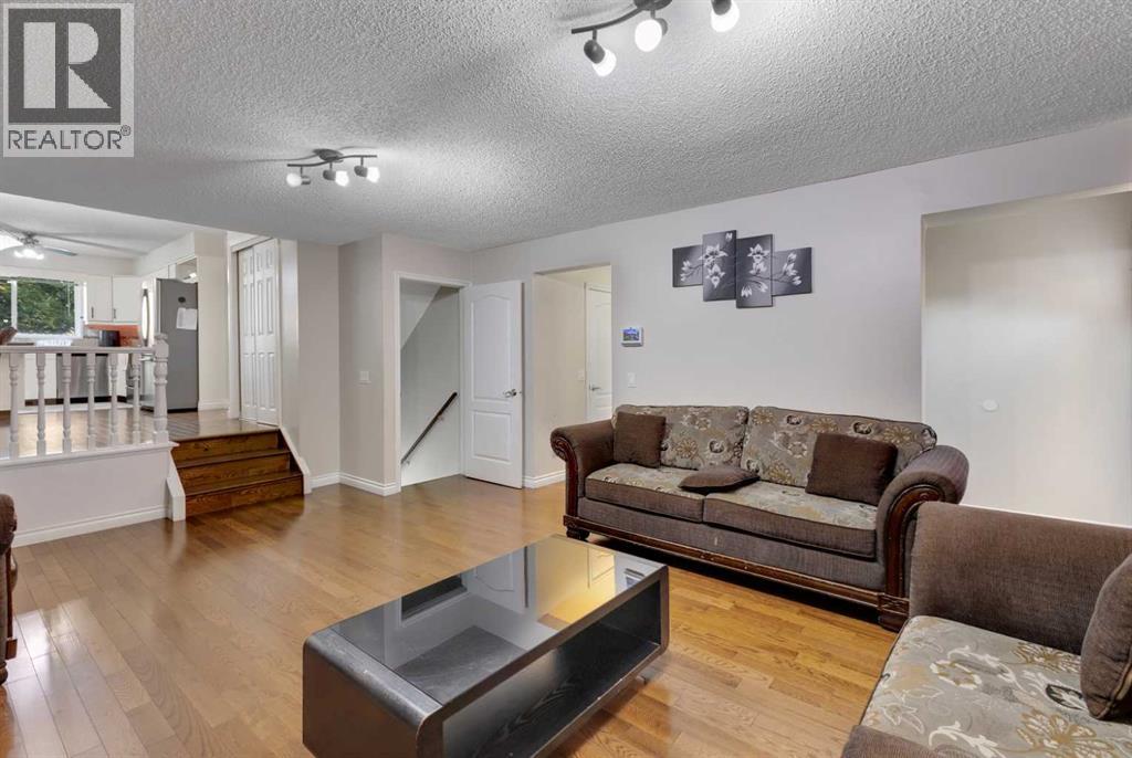 Single Family House 4 Level for Sale in  Templehill Bay NE Temple Calgary 