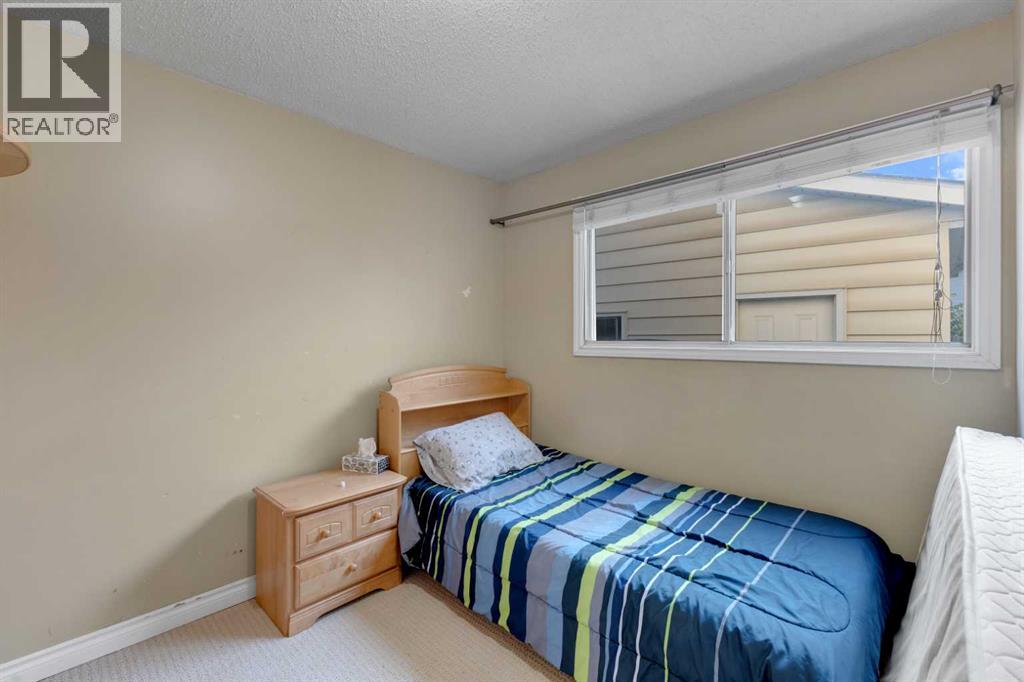 Single Family House 4 Level for Sale in  Templehill Bay NE Temple Calgary 