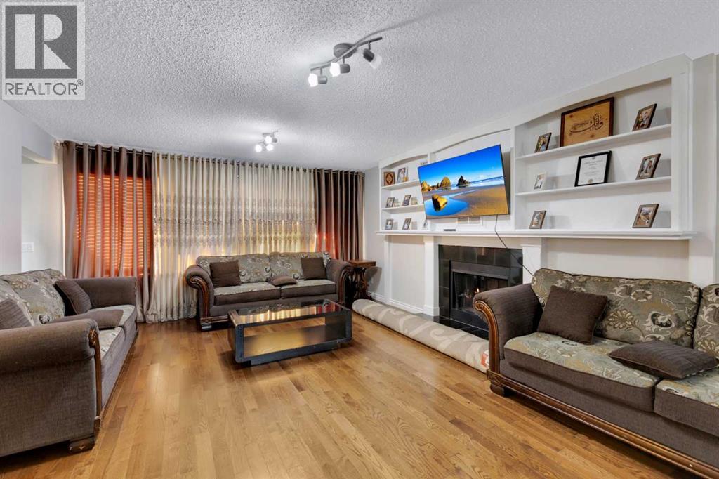 Single Family House 4 Level for Sale in  Templehill Bay NE Temple Calgary 