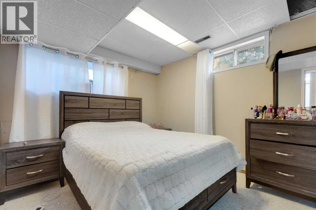 Single Family House 4 Level for Sale in  Templehill Bay NE Temple Calgary 