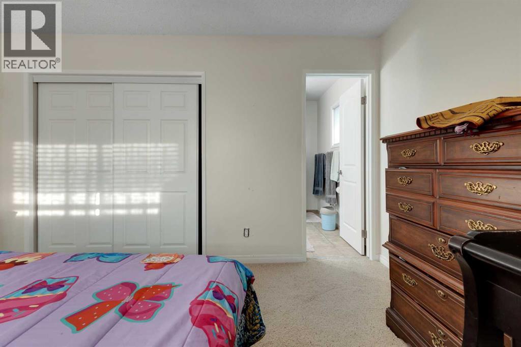Single Family House 4 Level for Sale in  Templehill Bay NE Temple Calgary 