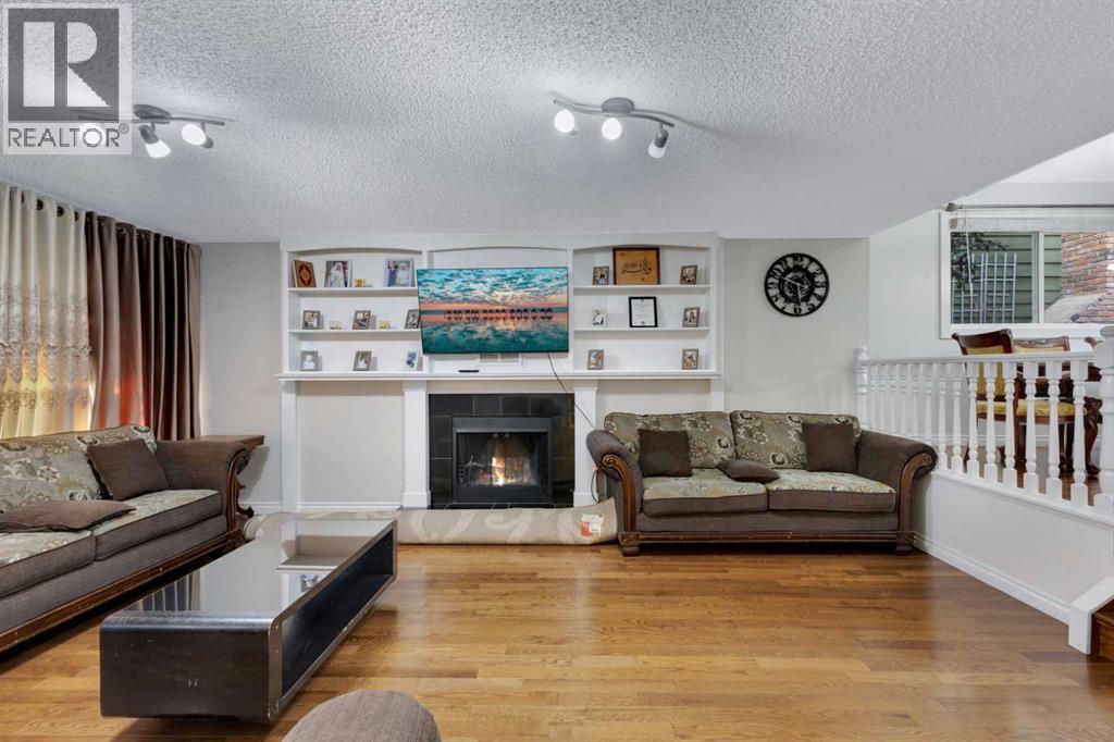 Single Family House 4 Level for Sale in  Templehill Bay NE Temple Calgary 