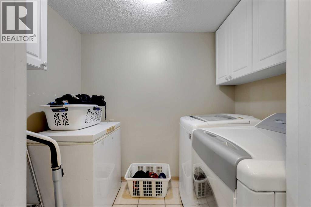 Single Family House 4 Level for Sale in  Templehill Bay NE Temple Calgary 