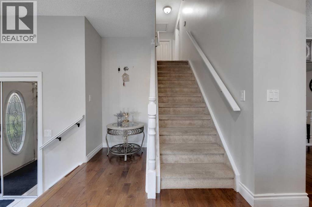 Single Family House 4 Level for Sale in  Templehill Bay NE Temple Calgary 