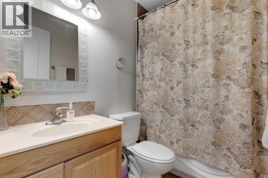 Single Family House 4 Level for Sale in  Templehill Bay NE Temple Calgary 