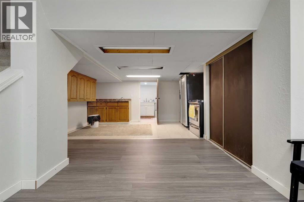 Single Family House 4 Level for Sale in  Templehill Bay NE Temple Calgary 