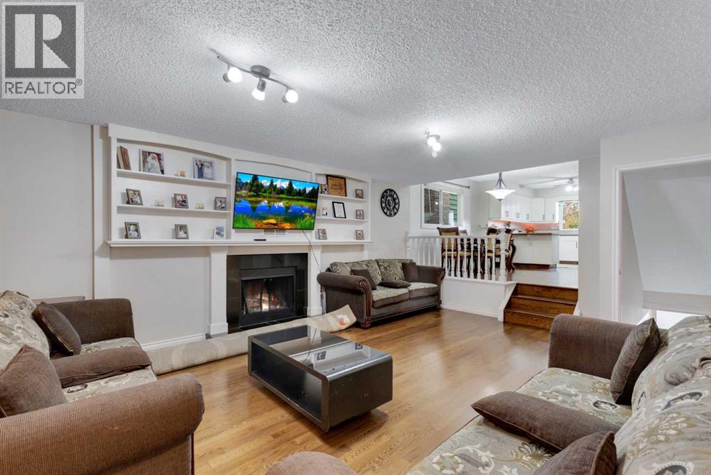 Single Family House 4 Level for Sale in  Templehill Bay NE Temple Calgary 