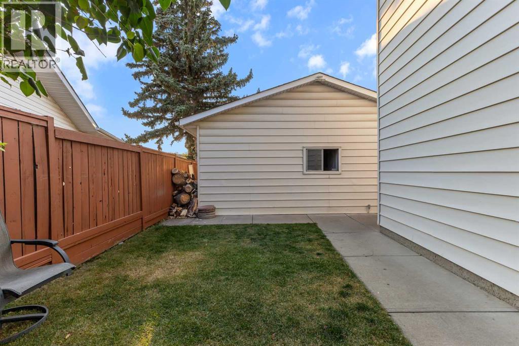 Single Family House 4 Level for Sale in  Templehill Bay NE Temple Calgary 
